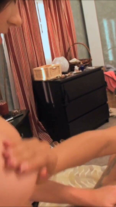 Brunette slikker teenagens brystvorter før strap-on knepning | Klip 1