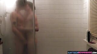 Des adolescents gays baisent sous la douche