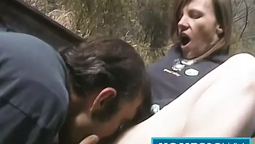 Cody si cewek langsing lagi asik ngentot kontol besar gaya cowgirl di luar ruangan