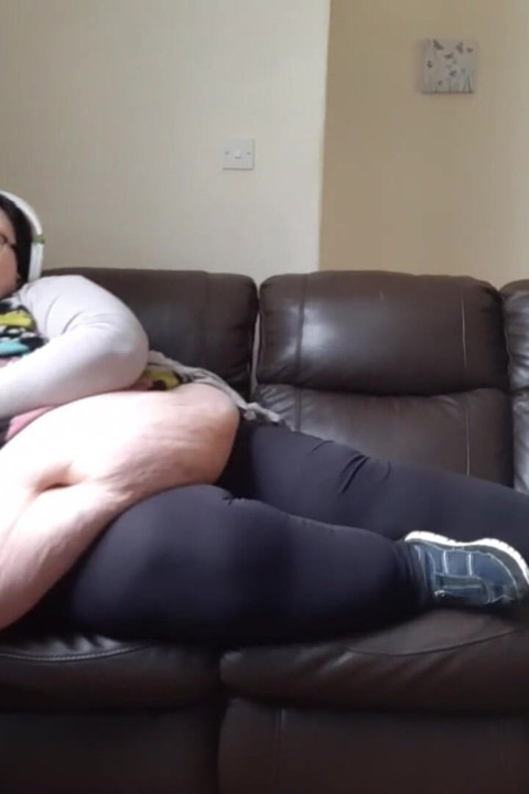 BBW SSBBW gra w gry wideo z brzuchem
