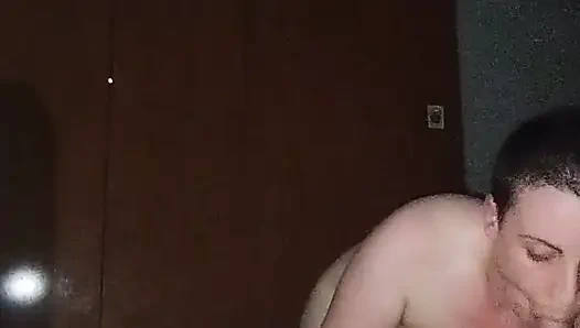 Я ем его огурец, и он ставит меня в 3 позе