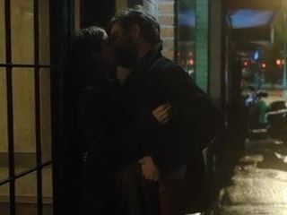 Anna Kendrick besándose frente a un edificio
