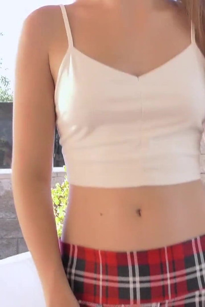 Alyce Anderson je potpuno zadovoljena kada joj sperma udari u nokte