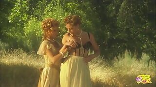 Otras dos amigas lesbianas rubias se están ocupando comiéndose al aire libre en estilo retro