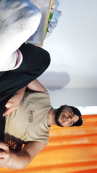 Dirtyjunkbro, Wixt avec des chaussettes sales et donne beaucoup de précum