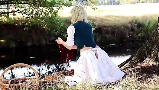 Die hübsche laundress eva verführt, indem sie ihren hintern schüttelt und wird dafür bestraft