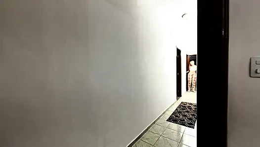 Ayah tiriku ngentot memekku habis-habisan dan masturbasi di lorong rumah.