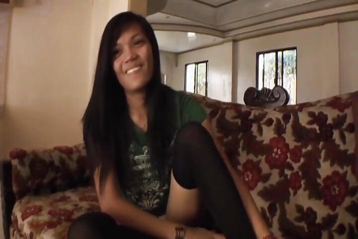 Стройная азиатская девушка впервые делает кастинг