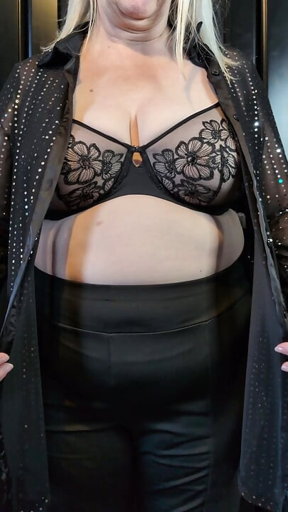 BBW Penny boob reveal