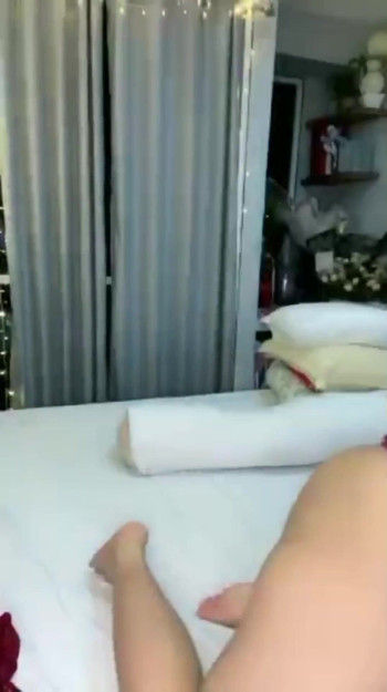 Hilda, purtând lenjerie, și-a futut vibratorul roz | Clip 1