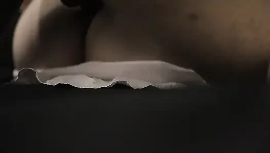 Cewek india berhijab dengan lingerie mengkilap dengan lingerie seksi dan pantat montok dicrot di dalam