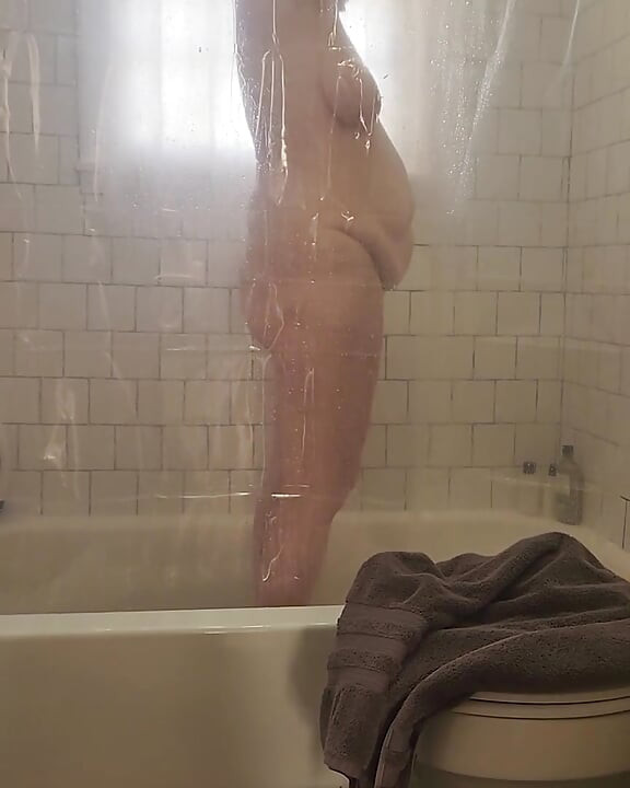 Urmărește o mamă sexy incitantă mare și frumoasă care face un duș!