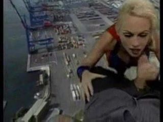 Une superwoman suce son copain en l&#39;air