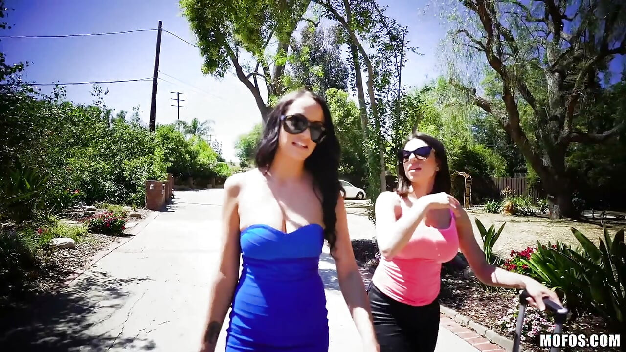 Girls Gone Pink - Darcie Dolce ve Sofi Ryan Trib duştan sonra makaslıyor