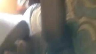 Gagică indiancă suge o pulă neagră