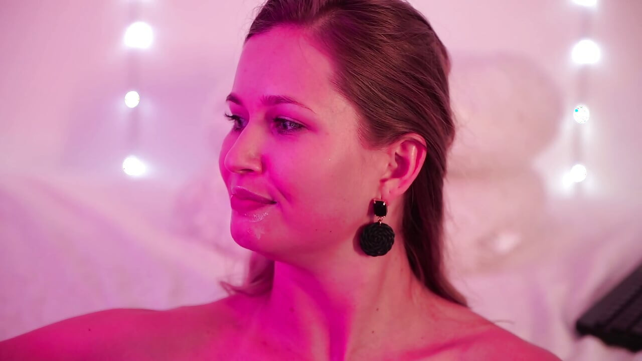 Stella Cardo lame la crema de sus pezones