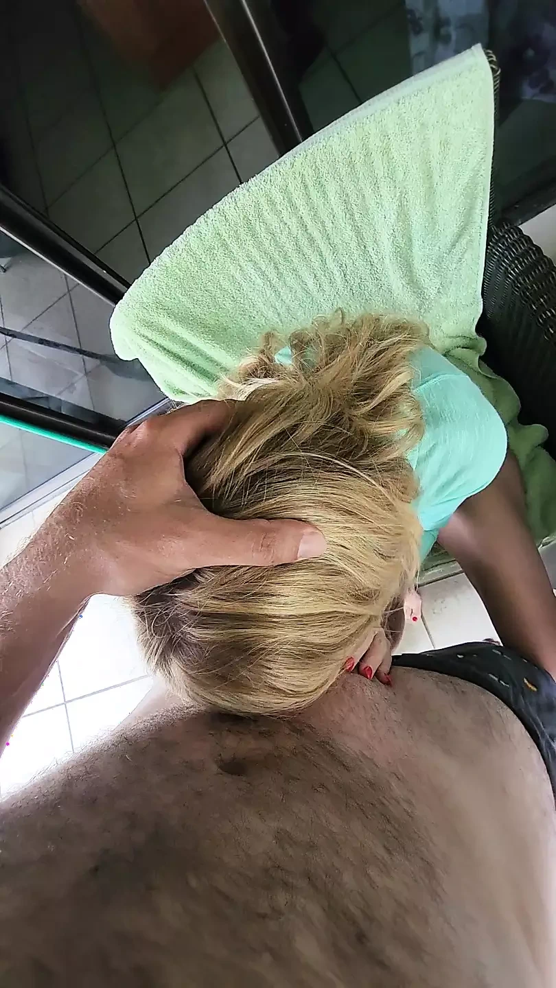 爱我和老公的假期！52岁的热辣人妻在户外给她的老公口交，然后进去被狠操。