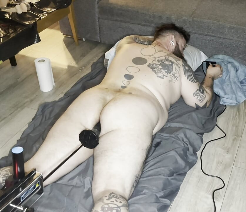 Fuck machine fucks my big ass doggy style on the belly