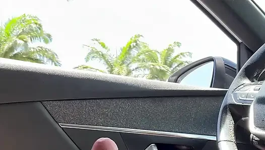 BeENJoY – Sie beobachtet mich, als sie in ihr Auto steigt. Sie warf mehrmals einen Blick zu, bevor sie den Parkplatz verließ