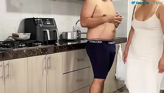 Ein wunderschönes Amateurpaar teilt sich die Küche und hat köstlichen morgendlichen Sex