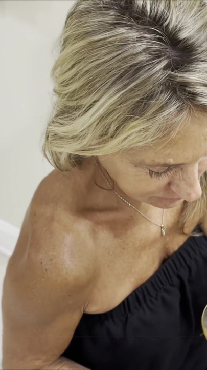 Cette blonde aime pisser, coquine, Martini