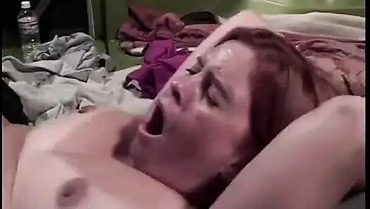 Si rambut merah dewasa montok tahu cara mengisap kontol panjang