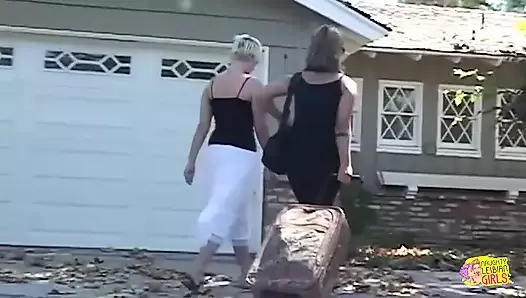 Duas lésbicas se comem na banheira depois de acariciar seus corpos esbeltos