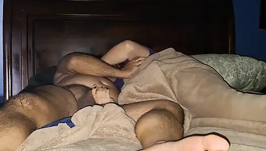 Olgun kız arkadaş seksten önce sikimin taşaklarını ve götümü emiyor