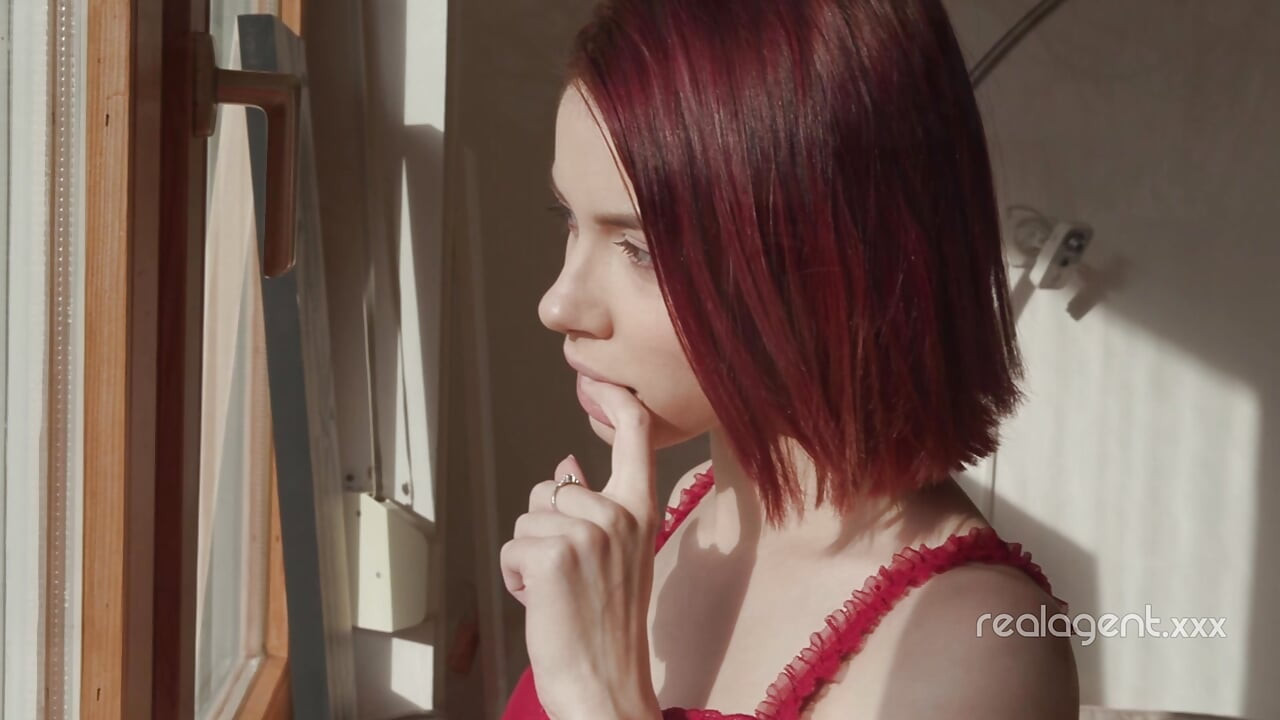 Urocza Peacherino z Auburn Hair Yukki Amey używa swoich palców i różnych zabawek erotycznych do zabawy z jej cipki