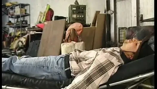 Remaja berambut gelap menyepong kontol keras yang membanting memek dan lubang pantatnya