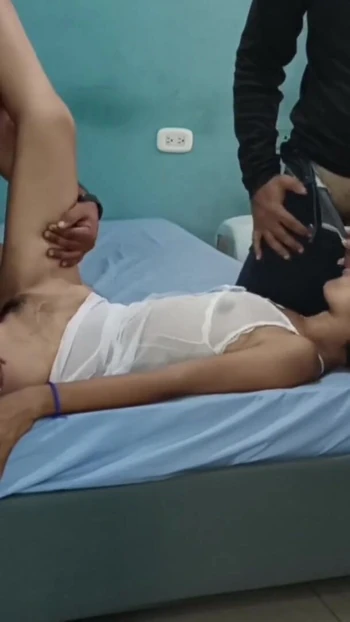 Nezaboravni trenutak od "Mužev cuckold stiže i pronalazi me kako jebem polubrata, oboje me pune mlekom"