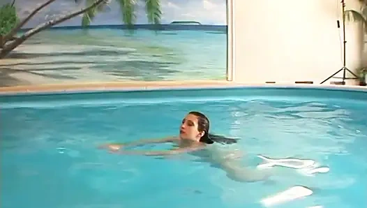 Bohrende süße frau neben einem schwimmbad