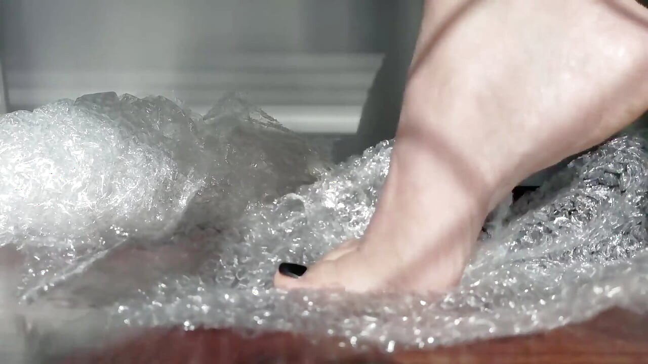 裸足のASMRがプチプチの上に立っている