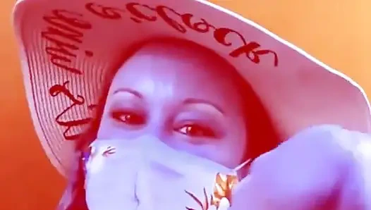 Сисси-шлюшка тренируется все версии пляжного видео