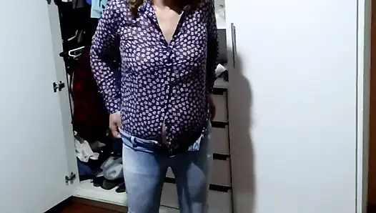 Lihat bagaimana ibu tiriku berpakaian untuk bekerja, dalam pakaian dalam erotis, sangat membuatku sange.