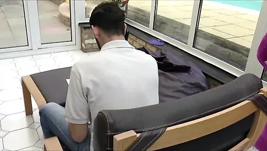 MILF mit dicken titten lässt jungs auf ihre titten kommen.