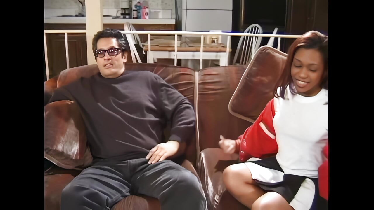 Η πουτάνα τρώει το πέος