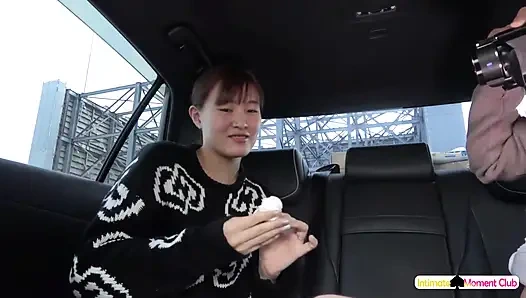 Uzun boylu kadın arabada saksoyla karşılaşıyor arkadaş içeride yüze boşalma ile bitiyor