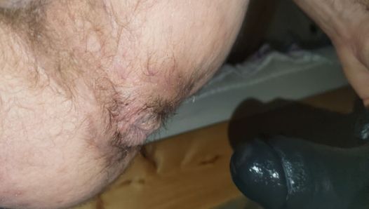 Alcuni morsi dell'allenamento anale di Martin84bi usando un dildo bbc da 20 cm