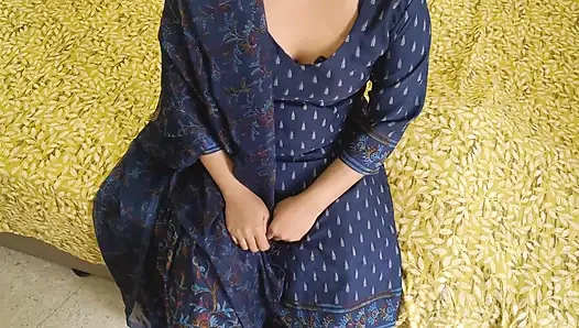 Evde kimse yokken köyün yerli bir kızıyla ilk kez açık bir şekilde seks yaptıktan sonra klea'da konuşurken köylü kızı sikiyor