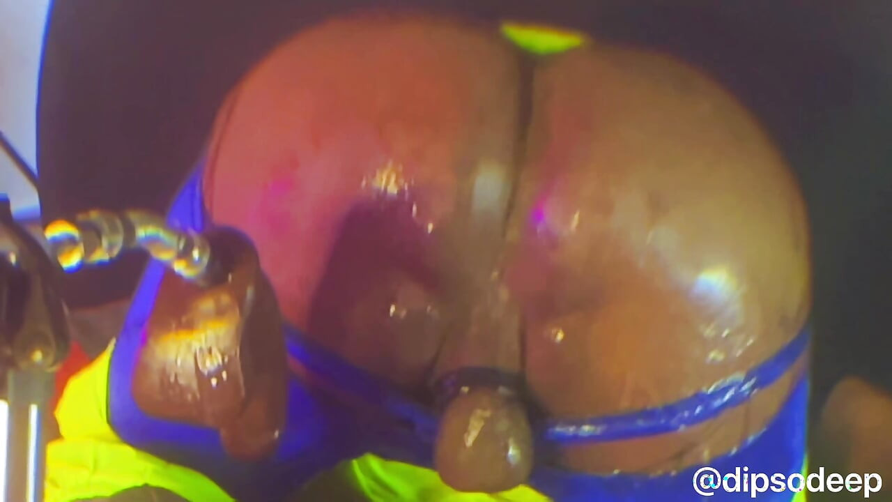 バブルバットの穴をディルドでマッサージするファックマシン