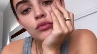 Lucy Hale, декольте и рыжие волосы, селфи