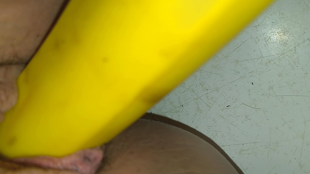 Głodny zjada banana