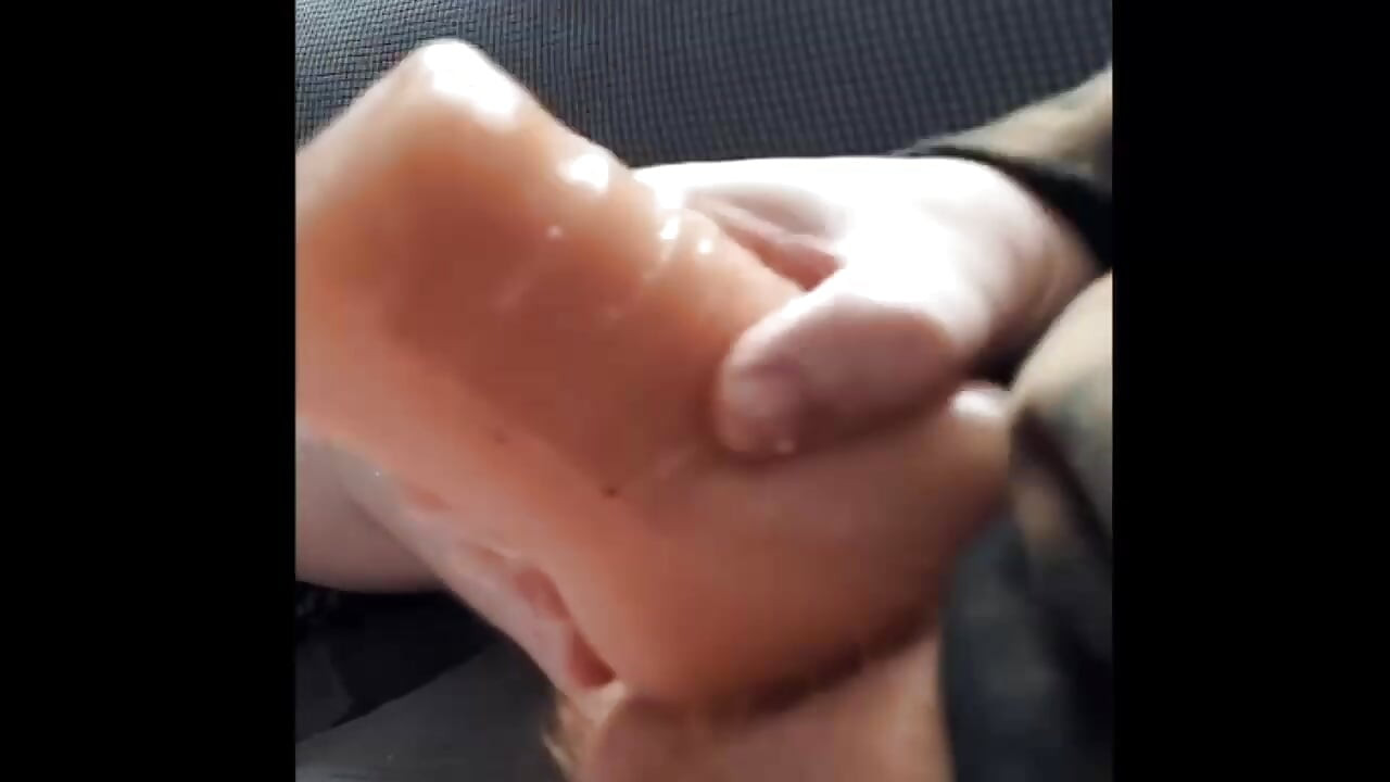 来自他令人兴奋的新玩具的软邋遢口交，鸡巴忍耐不住
