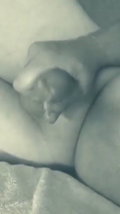 Masturbasi sendirian dengan istri di kamar sebelah dan crot di samping tempat tidurnya