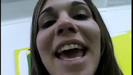 Genç sürtük bakış açısıyla büyük yarağı emiyor