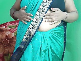 Fată indiană cu forme care se pișă într-o oală și își întinde pizda