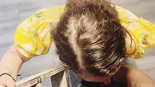 Yeni komşusunu mahalleye siyah yarağını şortunun dışına çekerek karşılıyor