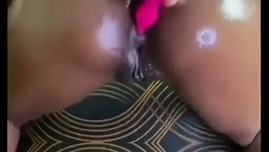 Memek besar ini dientot habis-habisan sampai menetes
