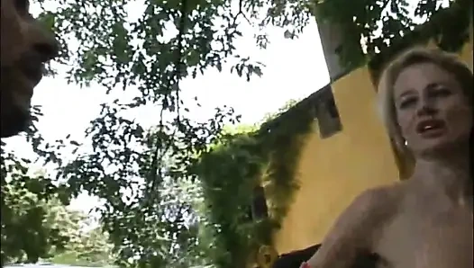 Anal orta yaşlı seksi kadınlar ağzına işiyor